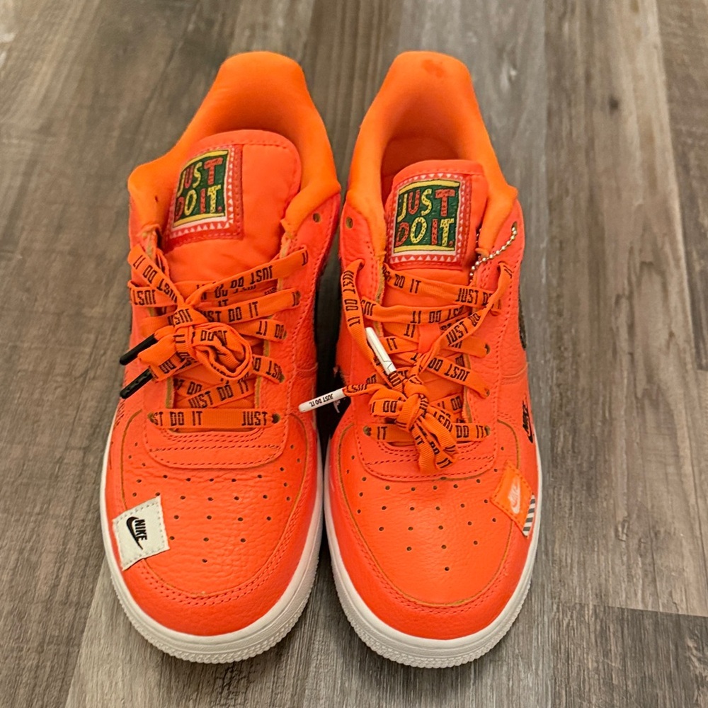 Nike Air Force 1 “Just Do It” – Big Kids 7Y | Orange | Used